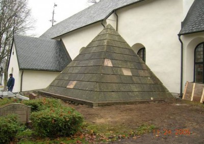 Pyramiden vid Järfälla kyrka Järfällapyramiden, det Adlerbergska/Schulzenheimska gravkoret vid Järfälla Kyrka Restaurering 2005