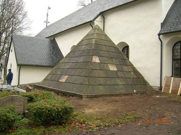 Pyramiden vid Järfälla kyrka Järfällapyramiden, det Adlerbergska/Schulzenheimska gravkoret vid Järfälla Kyrka Restaurering 2005